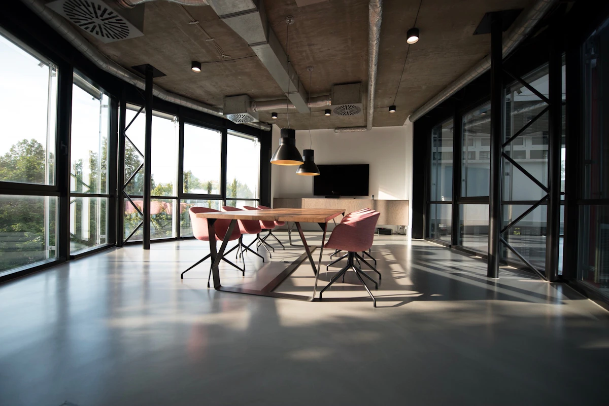 Heller, sauberer Innenraum eines modernen Bürogebäudes – VIVO Clean Facility Management