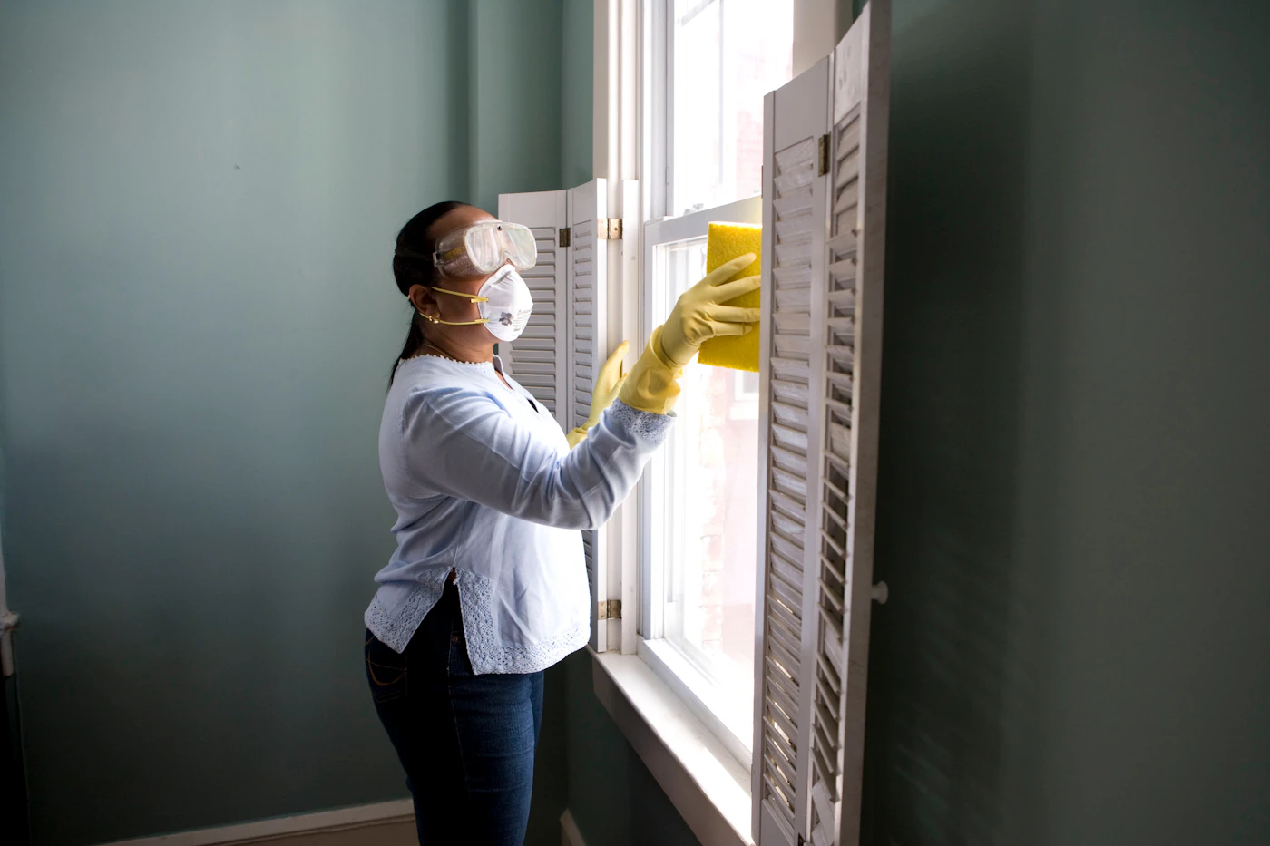 Reinigungspersonal pflegt Fenster eines Bürogebäudes – VIVO Clean